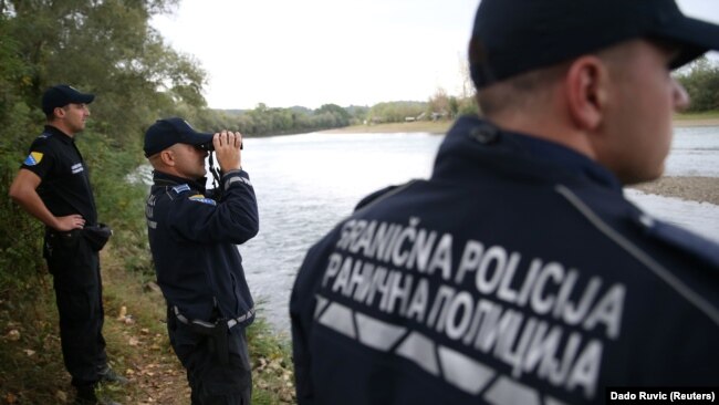 Policia kufitare e Bosnjës pranë Lumit Drina në Zvornik.