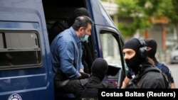 Joanisa Lagosa pripadnici antiterorističke jedinice sprovede u Tužilaštvo u Atini, 15. maj 2021. 