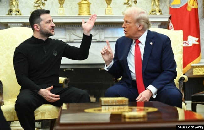 Президент України Володимир Зеленський (ліворуч) і президент США Дональд Трамп під час зустрічі в Овальному кабінеті Білого дому. Вашингтон, 28 лютого 2025 року