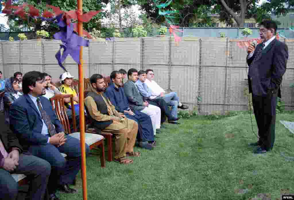 د ازادۍ راډیو مشر اکبر ایازي د ازادۍ راډیو د کرکټ د ټیم د پرانېستې غونډې ته خبرې کوي