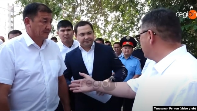 Собрание с жителями микрорайона «Тунгуч», во время которого задержан Жамалбек Ырсалиев (на фото слева)