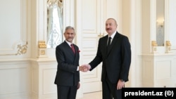 Ադրբեջանի նախագահ Իլհամ Ալիևը ողջունում է Հնդկաստանի արտգործնախարար Սուբրամանյամ Ջայշանկարին Բաքվում, 23-ը հոկտեմբերի, 2026թ. 