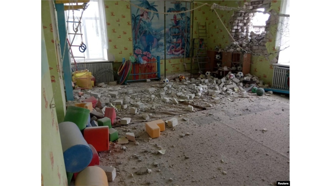 Детский садик после попадания снаряда