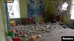 Grădinița despre care Kievul spune că a fost bombardată de separatiștii sprijiniți de Rusia. Președintele SUA și șeful NATO au declarat că forțele ruse nu au fost retrase, iar incidentele de joi ar putea fi un pretext al Rusiei pentru a ataca Ucraina. 