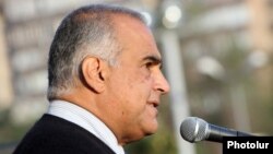 Armenia - Opposition leader Raffi Hovannisian addresses supporters in Yerevan's Liberty Square, 20Sep2013.