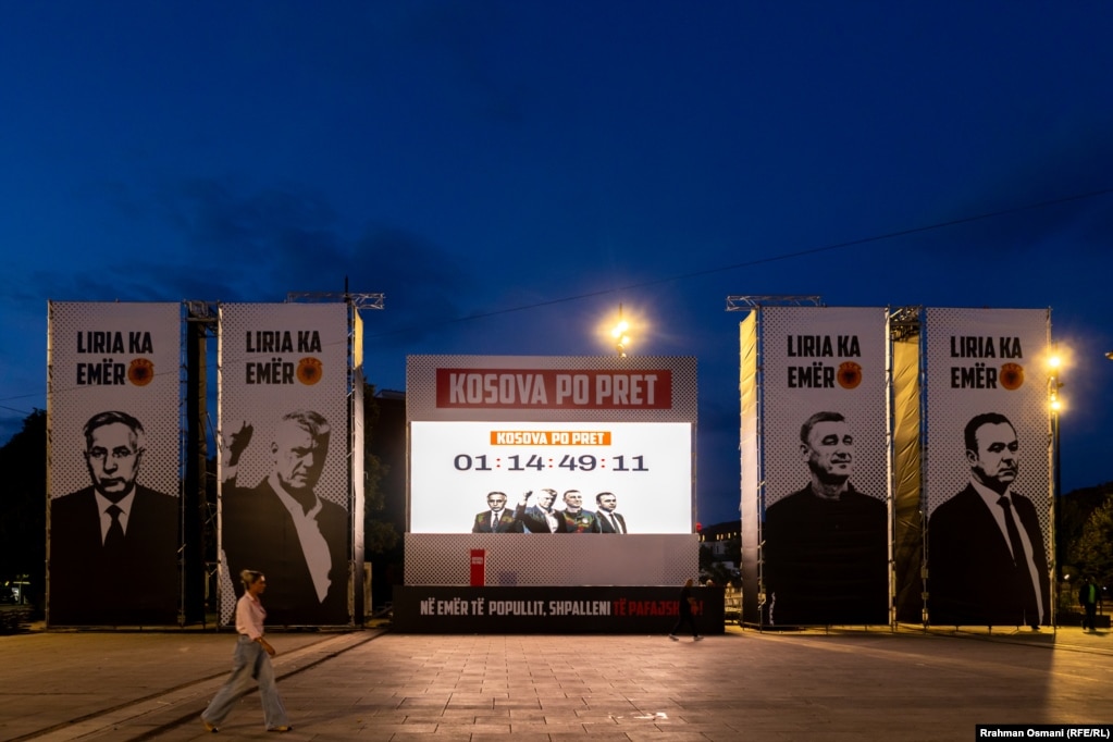 Në pritje të vendimit, në qytete në mbarë Kosovën, sikurse edhe në Prishtinë (pasqyruar në këtë fotografi) janë vendosur ekrane që tregojnë kohën e mbetur deri në shpalljen e aktgjykimit. Aktgjykimi do të shpallet paraditen e 16 shtatorit.