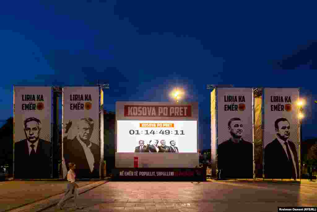 Në pritje të vendimit, në qytete në mbarë Kosovën, sikurse edhe në Prishtinë (pasqyruar në këtë fotografi) janë vendosur ekrane që tregojnë kohën e mbetur deri në shpalljen e aktgjykimit. Aktgjykimi do të shpallet paraditen e 16 shtatorit.
