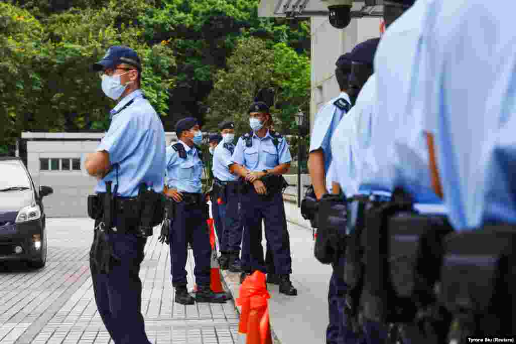 КИНА / ХОНГ КОНГ - Поранешниот келнер Тонг Јинг Кит е првото лице прогласено за виновно за кршење на новиот кинески закон за национална безбедност во Хонг Конг. Тој е осуден на девет години затвор, објавија судиите денеска.