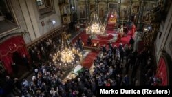 Sicriul cu rămășițele pământești ale Patriarhului Irinej, în catedrala "Arhanghelul Mihail" din Belgrad. 21 noiembrie 2020