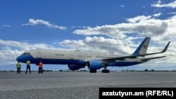 Avionul secretarului de stat american Marco Rubio decolează de la Erevan, pe 26 mai 2026.