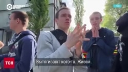 Подростки в Киеве много часов ждали, что из-под завалов смогут достать живым их друга, семнадцатилетнего Даню