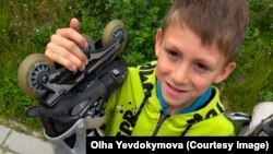 Хлопчик з Донеччини Сашко, якому волонтерка Ольга Євдокимова купила ролики