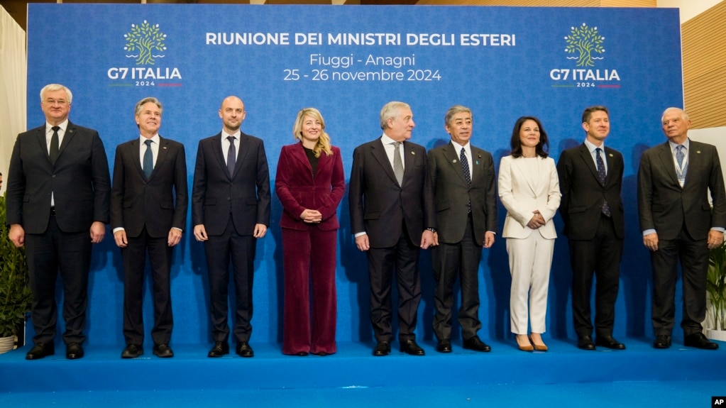 G7 dışişleri bakanları 26 Kasım'da Roma'da toplu fotoğraf çektiriyor.