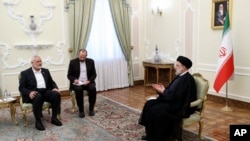 ირანის პრეზიდენტის ოფისის მიერ გამოქვეყნებულ ამ ფოტოში, პრეზიდენტი ებრაჰიმ რაისი (მარჯვნივ) ესაუბრება "ჰამასის" ლიდერს, ისმაილ ჰანიეს (მარცხნივ) თეირანში. 2023 წლის 20 ივნისი. ფოტო გამოაქვეყნა ირანის პრეზიდენტის ოფისმა.
