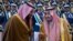 ملک سلمان (راست) در کنار محمد بن سلمان، ولیعهد و وزیر دفاع عربستان سعودی.