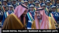 از راست: ملک سلمان بن عبدالعزیز و محمد بن سلمان؛ ۲۷ ژانویه ۲۰۱۷ در ۵۰مین سالگرد تشکیل آکادمی هوایی ملک فیصل