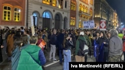 Studenti uzvikuju "Svi na ulice, napali su studente"