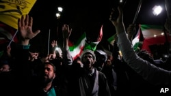 Iranieni sărbătorind atacul asupra Israelului, în timpul unei demonstrații în fața ambasadei britanice din Tehran, în zorii zilei de 14 aprilie 2024