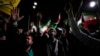 Іранці скандують антиізраїльські гасла під час акції біля посольства Британії в Тегерані. 14 квітня 2024 року