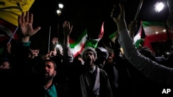Іранці скандують антиізраїльські гасла під час акції біля посольства Британії в Тегерані. 14 квітня 2024 року
