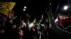 Protestuesit iranianë duke bërtitur slogane kundër Izraelit para Ambasadës britanike në Teheran, në orët e para të 14 prillit.