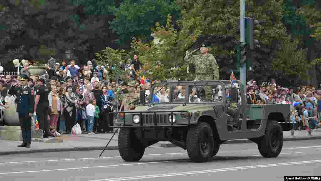 Parada din acest an este prima din istoria Republicii Moldova la care nu a fost prezentată tehnică sovietică, ci doar echipamente occidentale. A fost condusă de generalul de brigadă Ion Ojog, locțiitorul șefului Marelui Stat Major.<br><br>