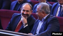 Armenia -- Prime Minister Nikol Pashinian (L) and Sasun Mikaelian attend a congress of the Yerkrapah Union in Yerevan, April 7, 2019.