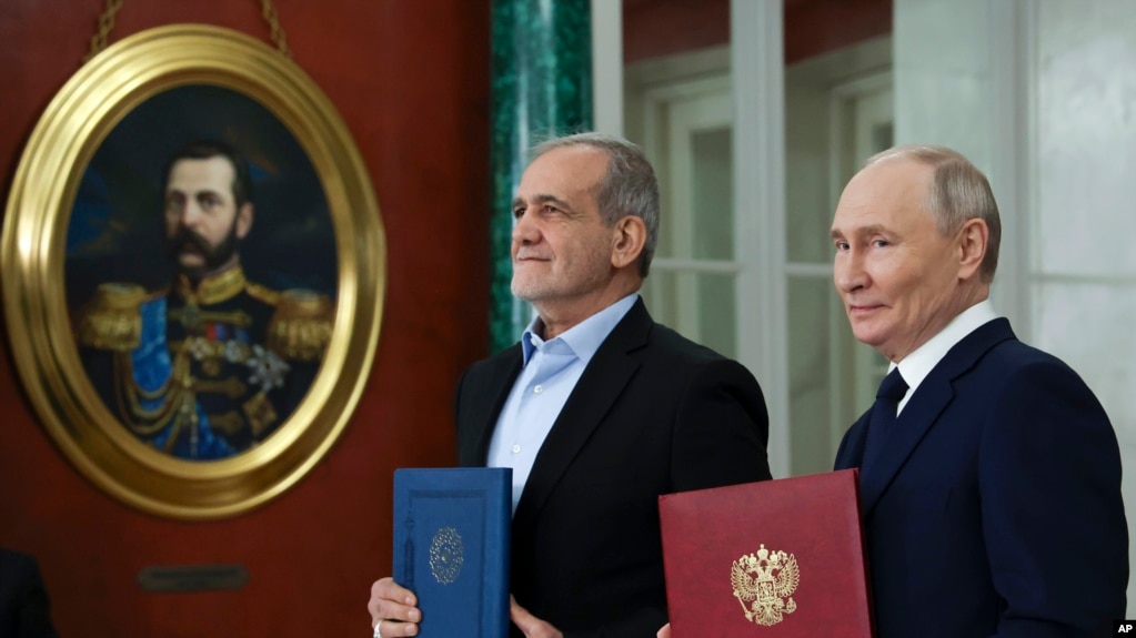 Tổng thống Nga Vladimir Putin (phải) và Tổng thống Iran Masud Pezeshkian tham dự lễ ký kết hiệp ước hợp tác đầu năm nay sau các cuộc hội đàm tại Điện Kremlin ở Moscow.