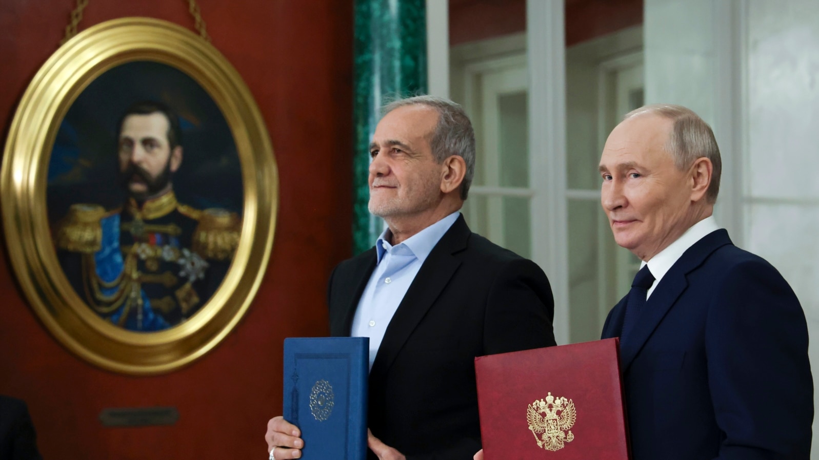 Președintele rus Vladimir Putin (dreapta) și președintele iranian Masoud Pezeshkian, la ceremonia de semnare a unui parteneriat de aprofundare a legăturilor, la Kremlin, ianuarie 2025.