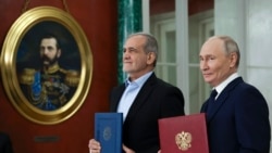 Președintele rus Vladimir Putin (dreapta) și președintele iranian Masoud Pezeshkian, la ceremonia de semnare a unui parteneriat de aprofundare a legăturilor, la Kremlin, ianuarie 2025.