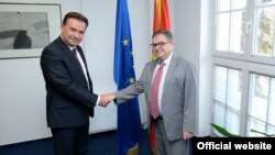 Министерот за комуникации, отчетност и транспарентност  Роберт Поповски и францускиот амбасадор Кристијан Тимоние.