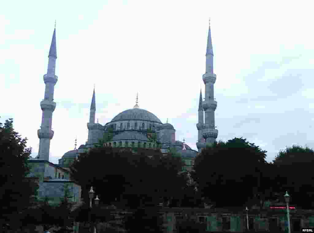 Туркойчоь. Уьстмалара Султан Ахьмадан маьждиг.