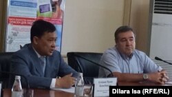 Мұқан Егізбаев (сол жақта), Оңтүстік Қазақстан облыстық денсаулық сақтау басқармасының бастығы. Шымкент, 14 шілде 2017 жыл.