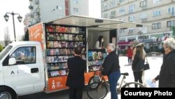 Книжарницата на тркала на „Антолог“ на Плоштад Македонија во Скопје