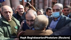 نیکول پاشینیان، نخست وزیر ارمنستان در جمع هواداران خود در ماههای گذشته