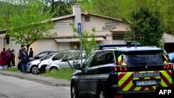 Automobil francuske žandarmerije patrolira ispred džamije Khadija u La Grand-Combe