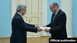 Armenia - Israeli Ambassador Eliyahu Yerushalmi (R) hands his credentials to President Serzh Sarkisian, Yerevan, 23Mar2017.