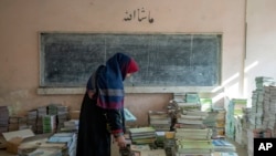 کتابهای جمعآوری شده در یکی از صنفهای درسی در افغانستان (تصویر آرشیف)