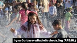 Парад вишиванок в Маріуполі – фото