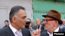 Armenia -- Mayor Gagik Beglarian talks to an elderly voter during a campaign rally in Yerevan on May 27, 2009.