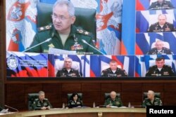 در صفحه نمایش ویکتور سوکولف در ردیف پائین، نفر اول از چپ دیده می‌شود