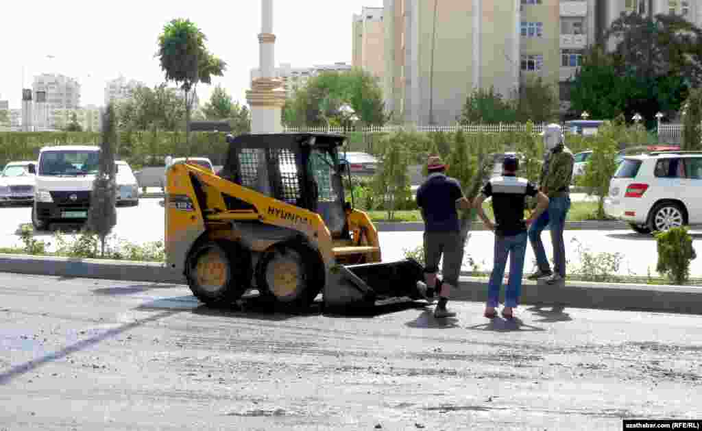 Aşgabat. Asfaltlanýan köçe