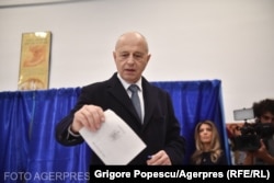 Mircea Geoană, candidat independent la funcția de președinte al României, votează în primul tur al alegerilor prezidențiale și la referendumul local din Capitală.