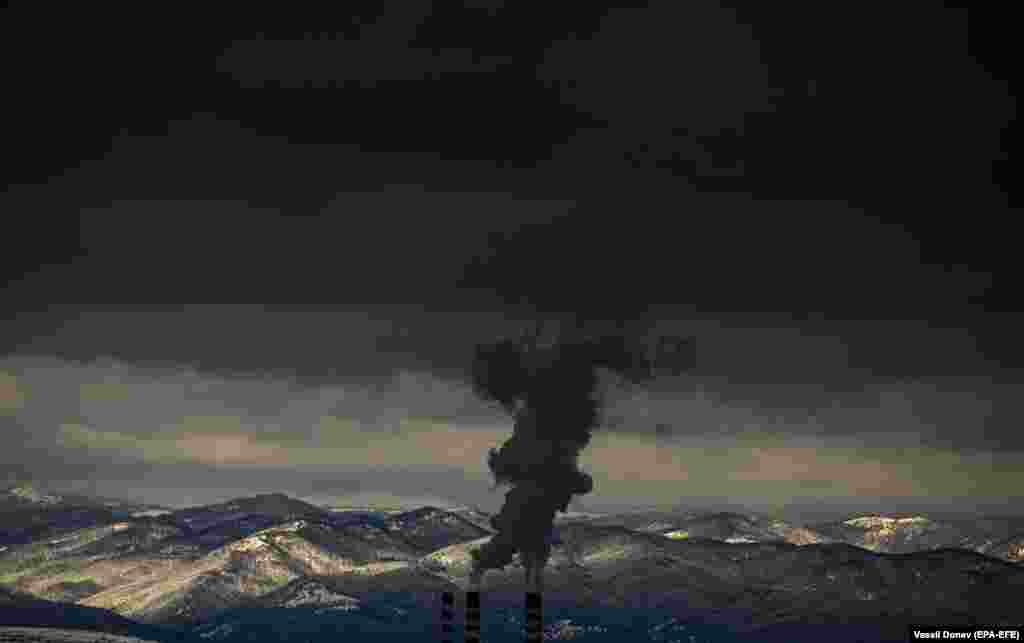 Steam rises from the chimneys of a thermal power plant in Sofia. (epa-EFE/Vassil Donev)&nbsp;