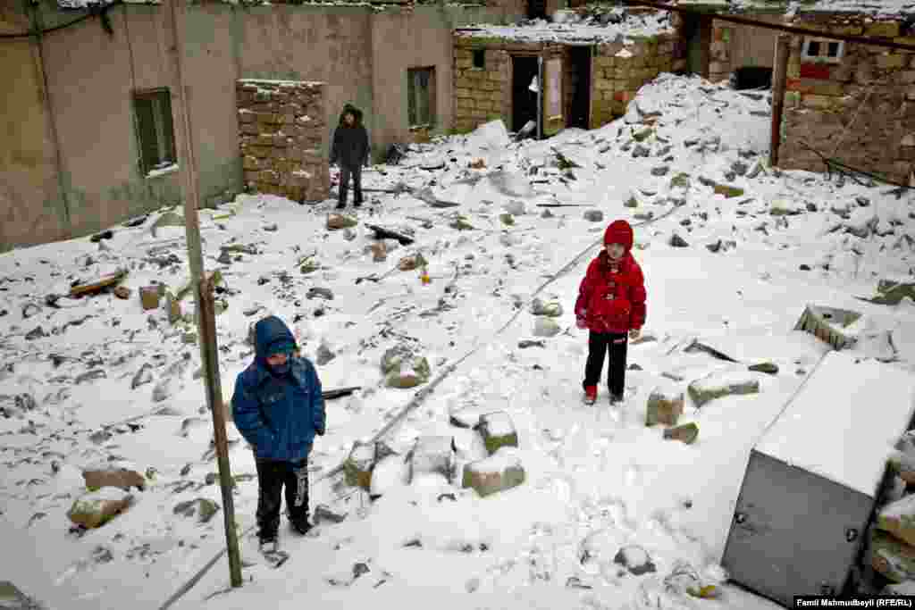 Саййадовы так и обосновались в этом полуразрушенном здании. &nbsp;