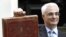 Дарлинг келерки жылдын бюжетин салган папкеси менен, 22-апрел, 2009-жыл