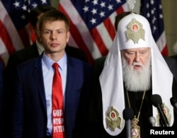 Патріарх Філарет (праворуч), глава Української православної церкви, та народний депутат України Олексій Гончаренко (партія «Блок Петра Порошенка») на пресконференції щодо озброєння українців для протистояння Росії; Капітолійський пагорб, Вашингтон, США, 5 лютого 2015 року