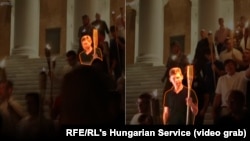 Înregistrarea video îl înfățișează pe Taylor Ragg, consilier politic la Ambasada Ungariei de la Washington, ducând o torță la un marș al organizației care susține supremația albilor, din Charlottesville, Virginia, pe 11 august 2017.