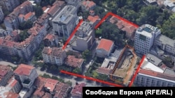 С червено са очертани приблизителните граници на амфитеатъра на Сердика върху сателитна снимка от 2022 г. С оранжево е ограден имотът, който влезе в списъка с държавни имоти с отпаднала необходимост