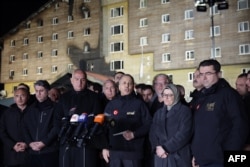 Ministrul turc de Interne, Ali Yerlikaya (centru), adresându-se presei după incendiu, la 21 ianuarie.